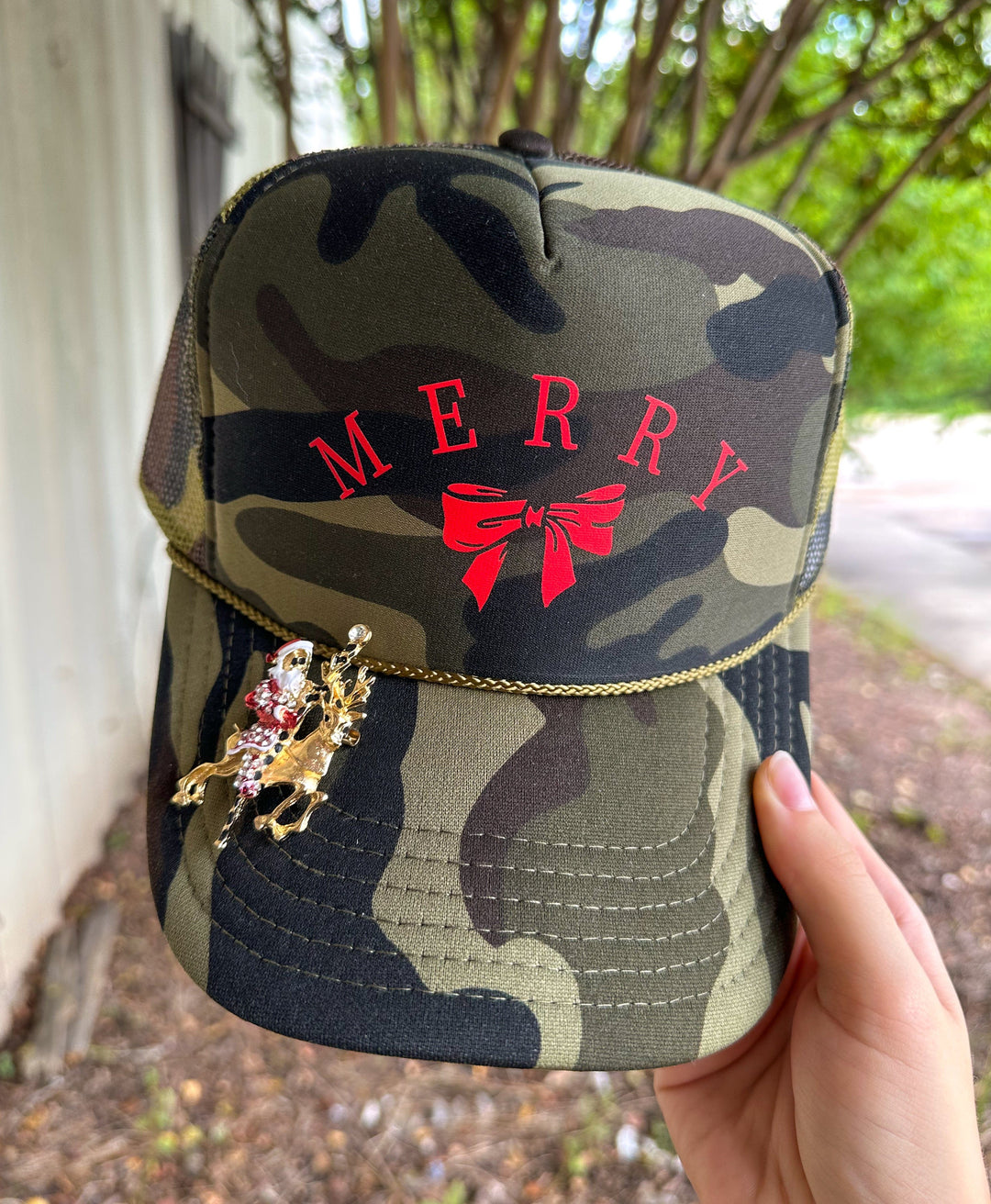 MERRY Bow Full Camo Trucker