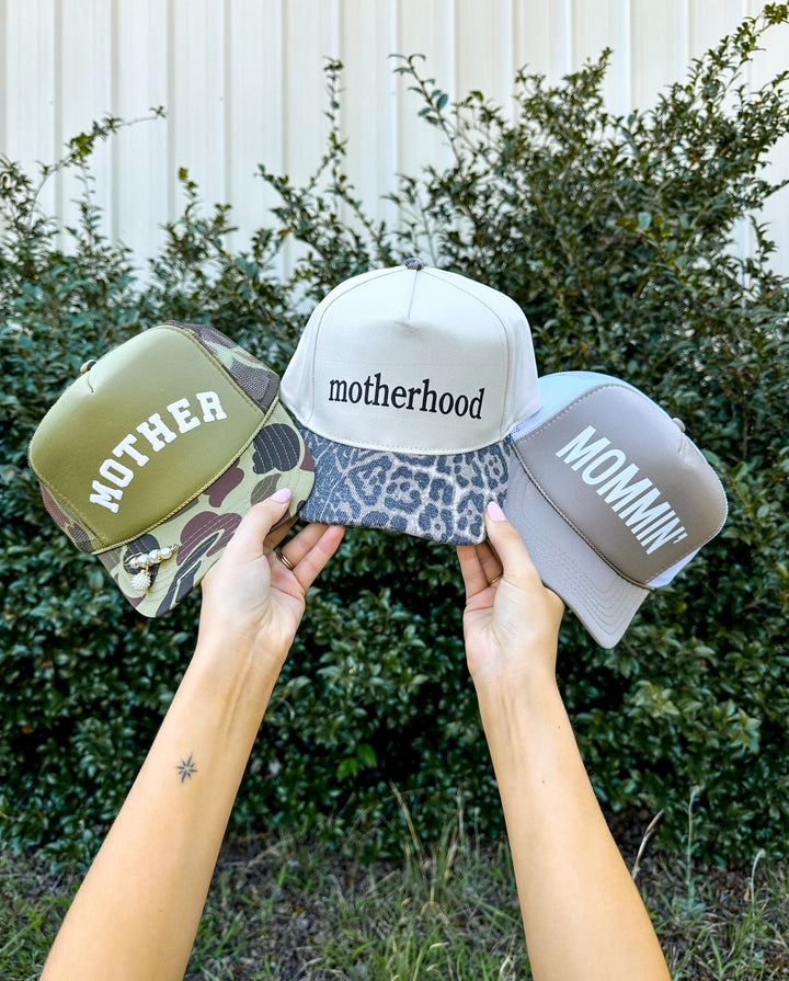 MOMMIN Khaki/White Trucker Hat